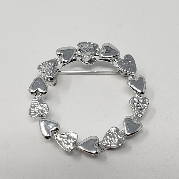 Gerry's Jewelry - Gerrys Silver Tone Heart Wreath Brooch Pin Round